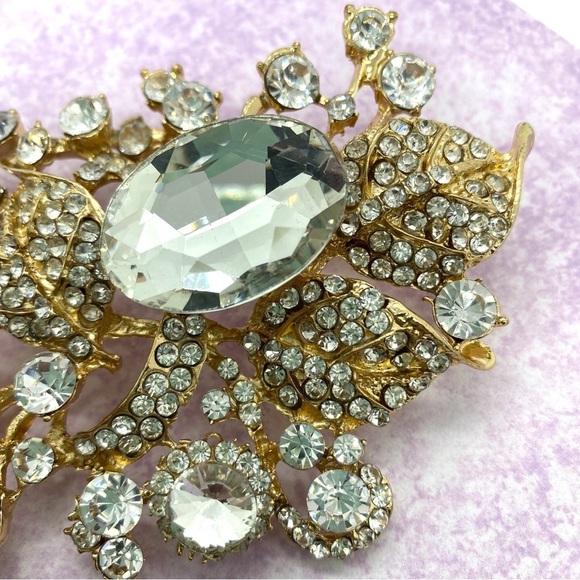 Sparkling Rhinestone & Goldtone Large Brooch - Picture 7 of 8